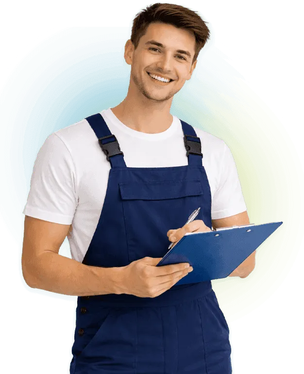 addetto alle pulizie sorridente con cartellina in mano per preventivo